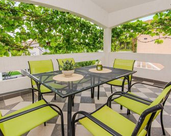 Apartment Pisacic - Vir - Balcony