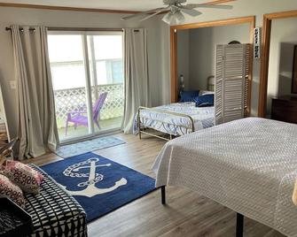Enjoy a Boathouse on the Bay in the heart of Downtown Sandusky. - Sandusky - Bedroom