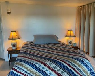Charming 2-bedroom, 1-bath lakefront house in the Ocala National Forest - Silver Springs - Slaapkamer