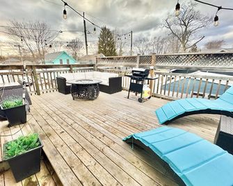 The Upper Deck Retreat- Holiday Cozy in Crystal Beach! - Crystal Beach - Balcony