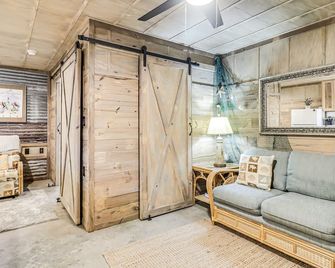 Casas Coastal Experience Cabin C - Rockport - Living room