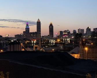 Tremont Townhome with Rooftop Deck & Skyline Views - Cleveland - Outdoors view