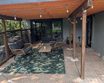 Maple St. King Suite - Free Daytime Ev Charging! - Viroqua - Patio