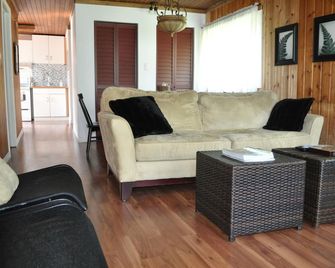 Waterfront cottage on Lake Superior - Thunder Bay - Living room