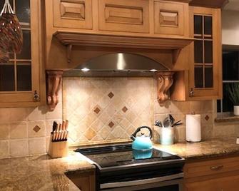 Private Oasis In Prime Mcallen Location With Gated Parking, Heated Pool & Spa - McAllen - Cocina