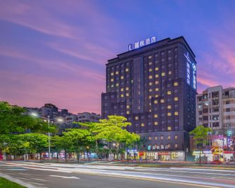 Lavande Hotel (Jiangmen Yingbin Avenue) - Jiangmen - Building