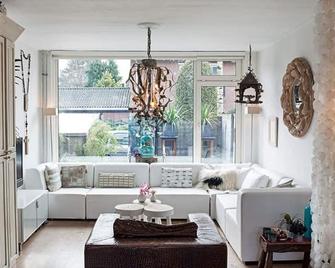 Big Stylish Family House 10 minutes from Amsterdam city center, RAI and Zuid-As - Amstelveen - Huiskamer