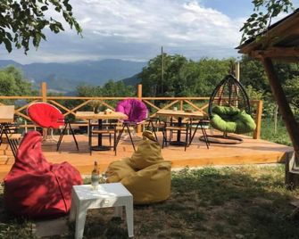 Berkri Gastro Yard & Guest House - Yenokavan - Patio