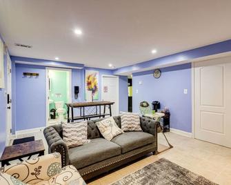 Lovely 2 Bedroom, 2 Bath Unit in West Alexandria. - Alexandria - Living room