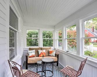 Pet-Friendly Home - half Mi to Downtown Willoughby! - Willoughby - Living room