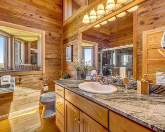 Two-Story Oceanfront Home with Gorgeous Pacific Ocean Views - Westport - Bathroom