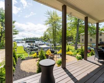 Newer Lakefront- 4 Season Home Sleeps 6 - Alton - Patio