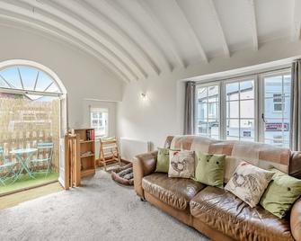 Roosters Retreat - Minehead - Living room