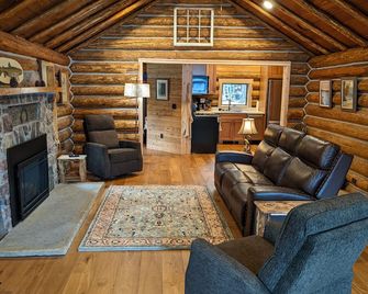 Cozy Vintage Cabin on Placid Lake, Montana - Waterfront, Sleeps 6 Adults - Wifi - Seeley Lake - Living room