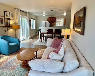 Downtown Carbondale Duplex with Enclosed Yard, no cleaning fee - Carbondale - Soggiorno
