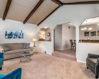 Elgin Fhs Rental - Greenridge Dr - Elgin - Вітальня