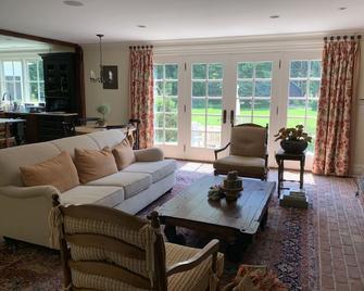 Updated Farmhouse Retreat - Wilton - Sala de estar