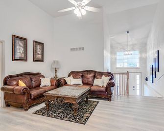 Spacious duplex home in St. Joseph, MO - Country Club - Living room