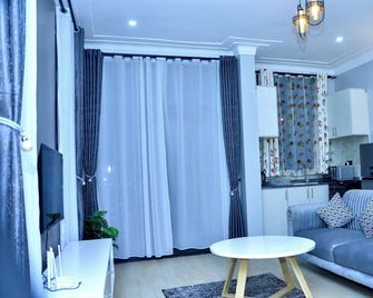 Dreamy Den Suites Kiwatule - Kampala - Living room