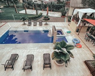 New Western - Acacías - Piscina