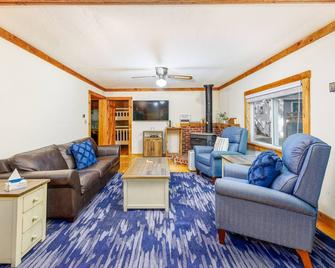 Hideaway By The Bay - 20ft boat slip and 4 minutes to Mount Sunapee - Newbury - Living room