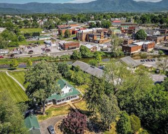 Top Floor Suites at The Legacy Inn Heritage Floor - Luray