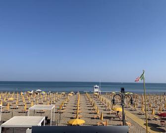 هوتل فيلا سوريسو - جيسولو - شاطئ