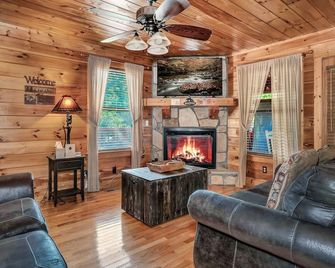 Goldilocks' Honey Pot: Near Dollywood! Family- & Group- Friendly - Pigeon Forge - Sala de estar