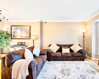 Perfect Private Getaway in the Heart of Stafford! - Stafford - Wohnzimmer