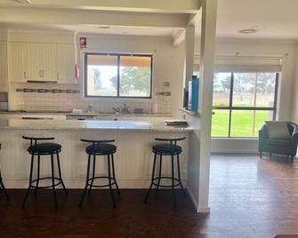 Wings Field - relaxing family farm stay - Tocumwal - Кухня