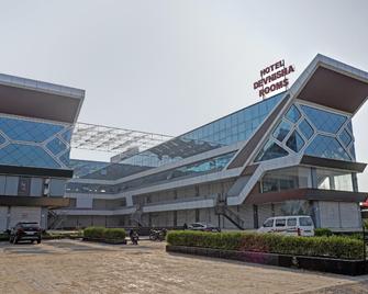 Collection O Hotel Devnisha - Mahesāna - Building