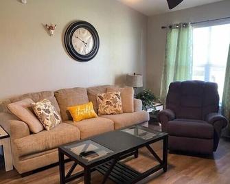 Cozy Broken Arrow Home -- Special Pricing for 30+ day stays! - Broken Arrow - Living room