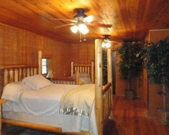Guest House with acreage to explore. - Lincoln City - Bedroom