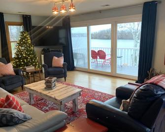 Island view cottage on crystal clear spring fed lake. - Burlington - Living room