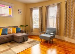 Spacious family friendly 3BR 1st FL apt. Kelly SQ, collages & universities - Worcester - Living room