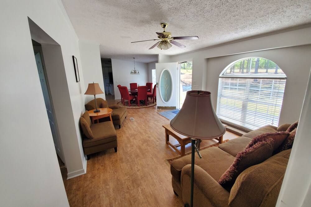 Quiet country living only minutes from town & golf. - Aberdeen - Вітальня