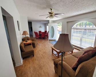 Quiet country living only minutes from town & golf. - Aberdeen - Вітальня