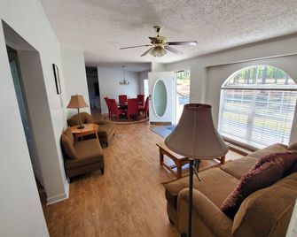 Quiet country living only minutes from town & golf. - Aberdeen - Вітальня