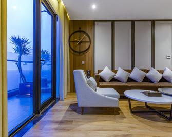 Peninsula Hotel Danang - Da Nang - Living room