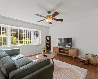 Cozy Home with Game Room and Fire Pit - New Paltz - Wohnzimmer