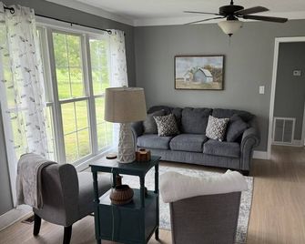 Pond View provides a quiet privacy just 8 minutes from the airport. - Greer - Wohnzimmer