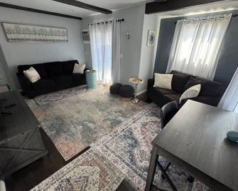 Charming 1-bedroom Apartment in Marvelous Alhambra, Near Most LA Attractions! - Alhambra - Sala de estar