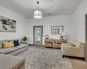 Mountain View Retreat: 2 Br/2 Ba Spacious & Cozy! - Bountiful - Living room