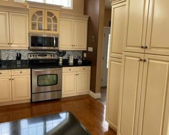 Water and Beach Front Property 4 season on Ottawa River with Private Boat Launch - Deep River Depot - Cocina