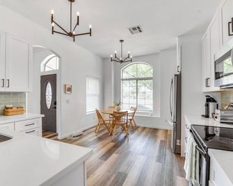 Heated Pool and Yard Gilbert Getaway! - Gilbert - Kitchen