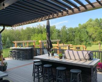 Dragonfly Inn, Loft Suite with private entrance. - Sherwood Park - Patio