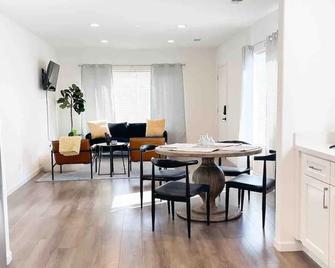 Nurse & Travel worker housing near DMC & Hwy 99 - Modesto - Dining room