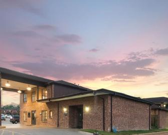 Super 8 by Wyndham Universal City - Universal City - Gebouw