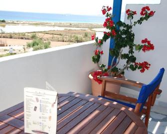Koulas Pension - Red Lake - Agios Prokopios - Balcón