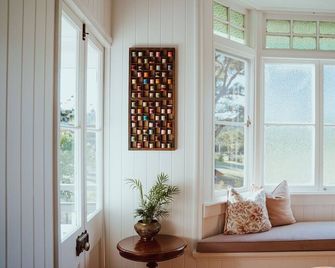 Clayfield House on acreage 10 minutes from beaches - タルバジェラ - リビングルーム